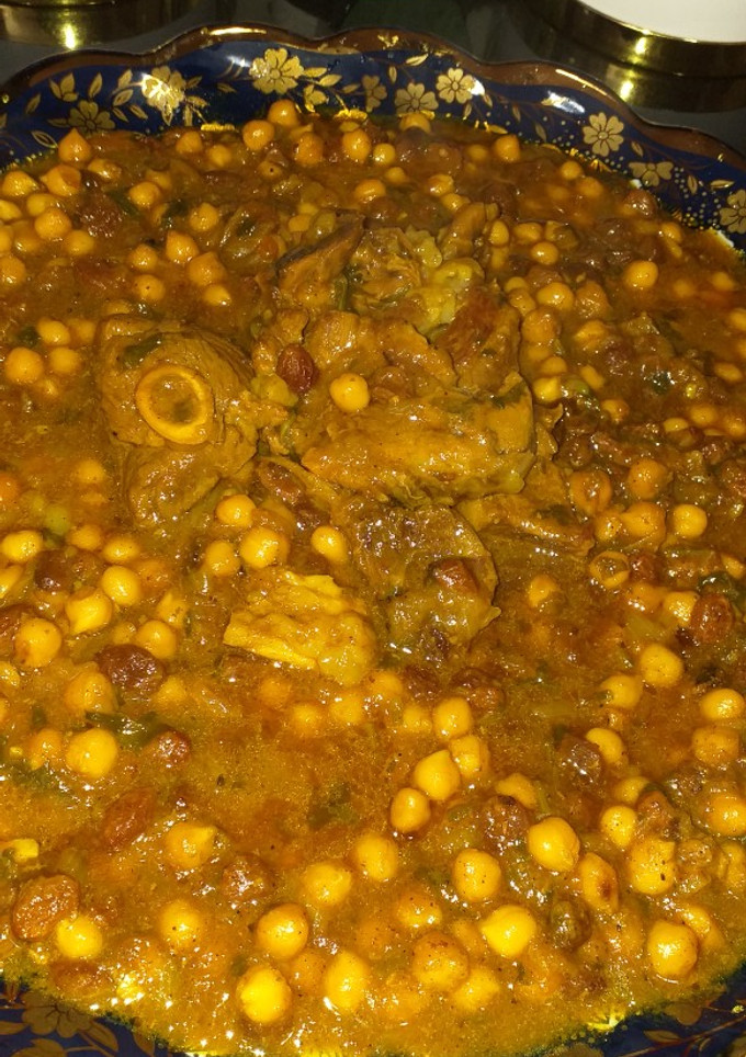 Una foto de Tajín de carne de cordero y garbanzos y pasas