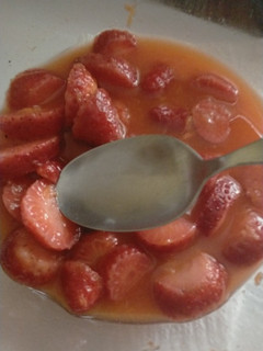 Una foto de Fresas con zumo de naranja