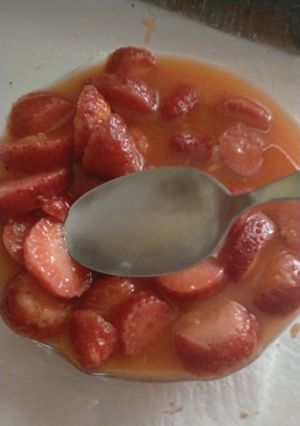 Una foto de Fresas con zumo de naranja