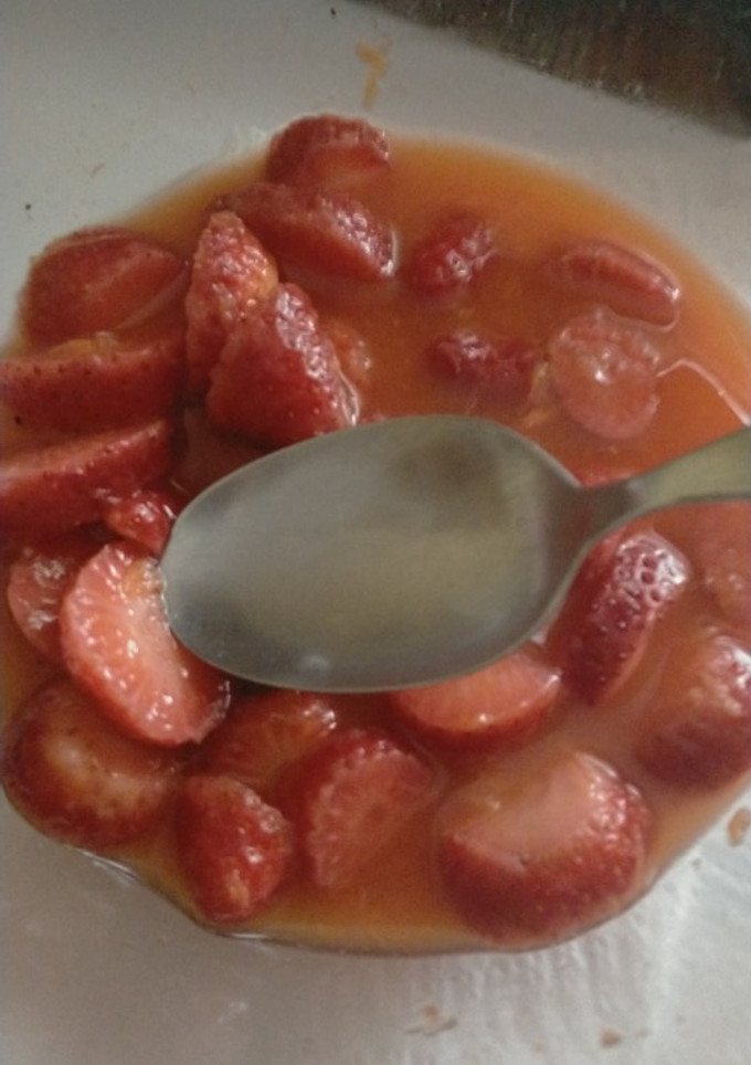 Una foto de Fresas con zumo de naranja