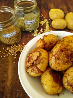 Una foto de Patatas salteadas en sartén con cilantro e hinojo