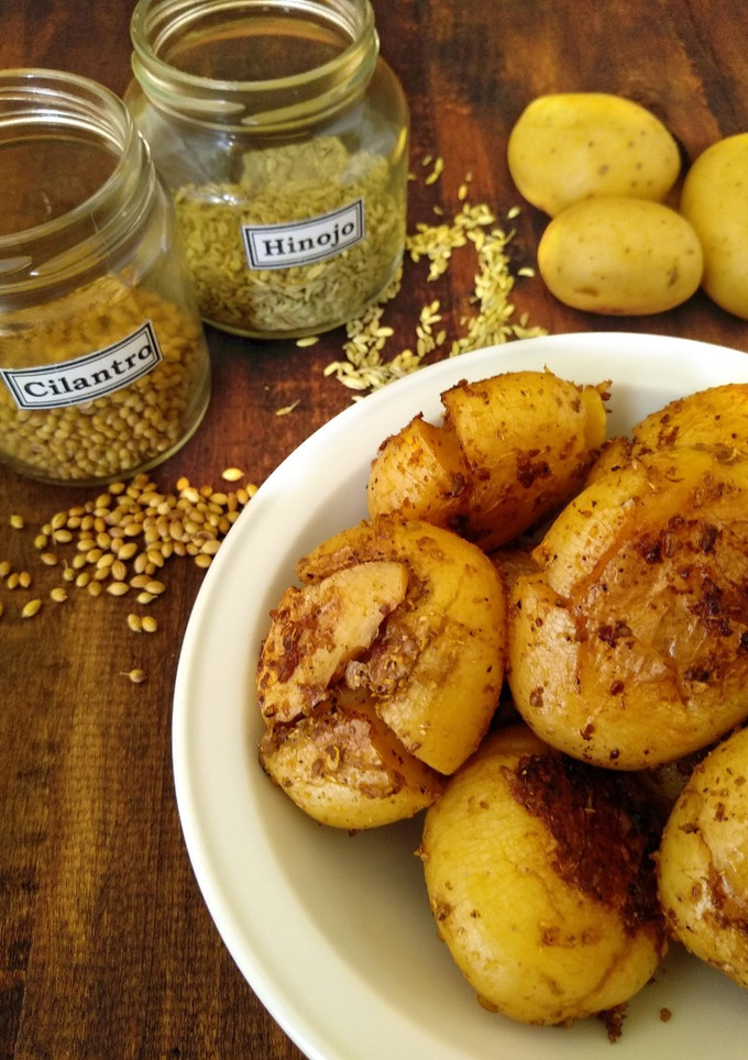 Una foto de Patatas salteadas en sartén con cilantro e hinojo