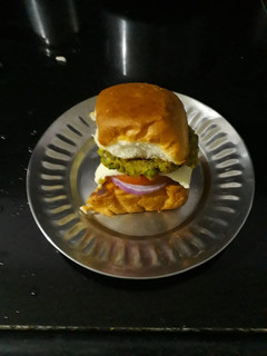 वेज चीज़ बर्गर (veg cheese burger recipe in Hindi) रेसिपी मुख्य फोटो