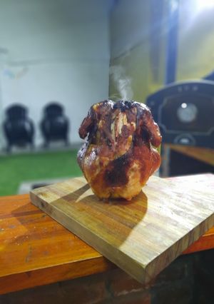 Una foto de Pollo sentado a la cerveza en horno se Barro