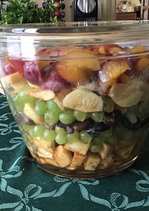 Une photo de Salade de fruits du jardin (pommes raisins prunes poires pêches)