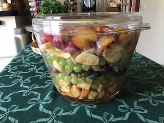 Salade de fruits du jardin (pommes raisins prunes poires pêches)