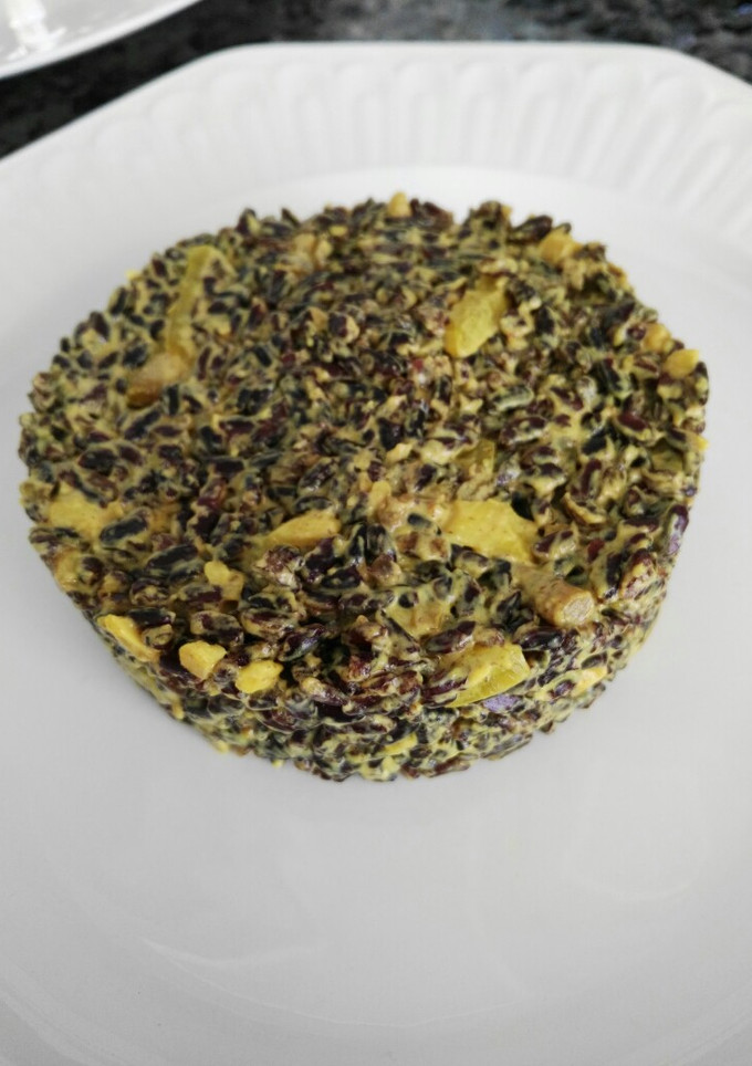 Una foto de Arroz negro con setas y anacardos