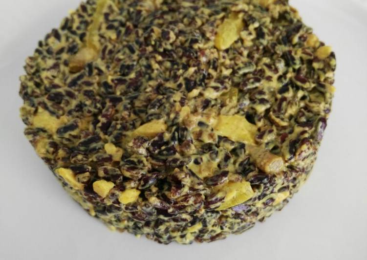 Arroz negro con setas y anacardos
