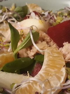Una foto de Ensalada de atún con remolacha, peras y mandarina