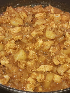 Una foto de Pollo con Patatas, Berenjenas y Cebolla en Caldo a la Siciliana
