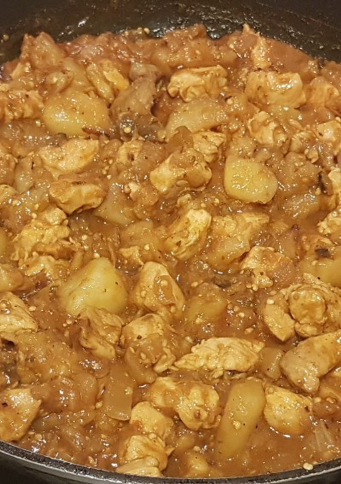 Una foto de Pollo con Patatas, Berenjenas y Cebolla en Caldo a la Siciliana