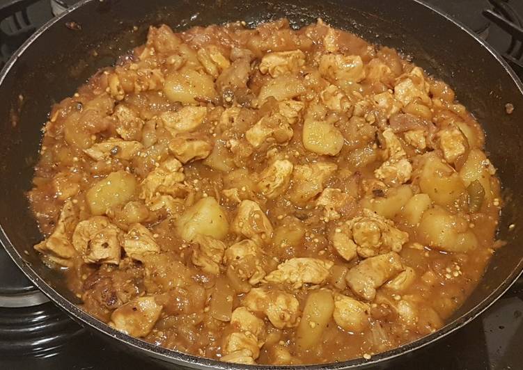 Pollo con Patatas, Berenjenas y Cebolla en Caldo a la Siciliana