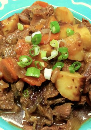 ～燉牛肉煨馬鈴薯～餐桌上的晚餐 的食譜成品照片