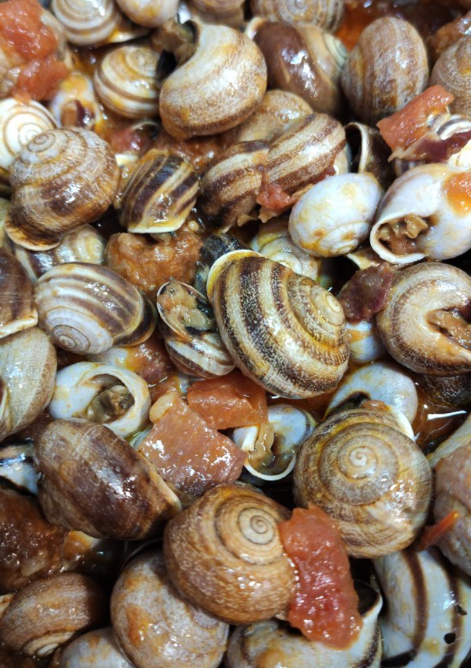 Una foto de Caracoles con salsa de tomate