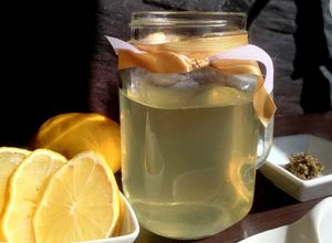 Une photo de Infusion thym, miel et citron