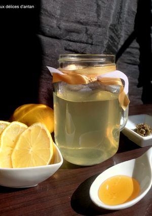 Une photo de Infusion thym, miel et citron