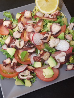 Una foto de Ensalada de pulpo con tomate, aguacate y rabanitos