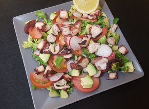 Foto principal de Ensalada de pulpo con tomate, aguacate y rabanitos