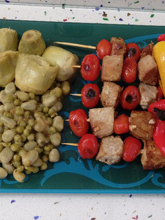 Una foto de Brochetas de atún y verduras estofadas