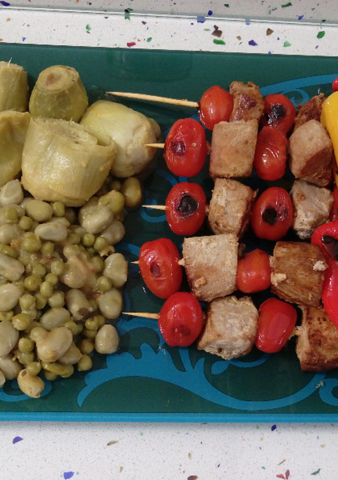 Una foto de Brochetas de atún y verduras estofadas