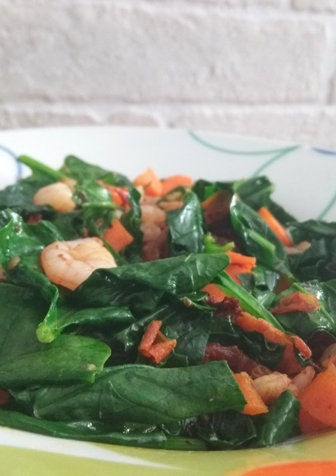 Una foto de Espinacas con gambas y zanahoria