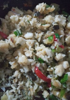Una foto de Salteado de verdura con pejerrey y arroz