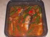 Sarden asam dengan lokio dan kacang panjang