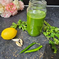 A picture of Hari chutney/green mint sauce making with tips.