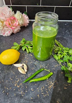 A picture of Hari chutney/green mint sauce making with tips.