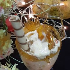 A picture of Mango ice cream with crunch.
