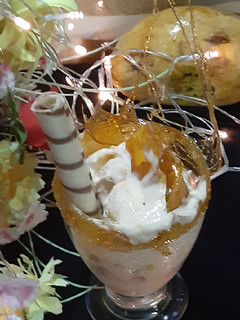 A picture of Mango ice cream with crunch.