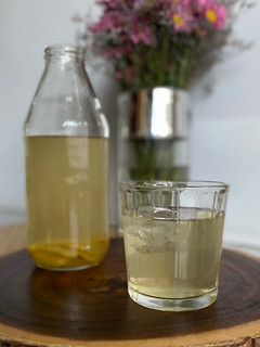 Una foto de Agua de piña sin azúcar