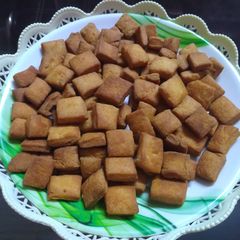 A picture of Shakkar pare.