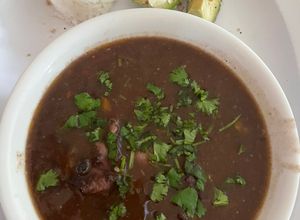 Una foto de Sopa de caraotas (black beans)