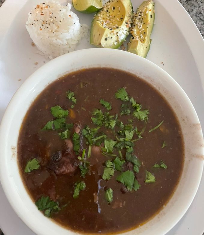 Una foto de Sopa de caraotas (black beans)