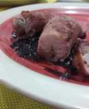 Rollitos de cerdo en salsa de arándanos con vino tinto