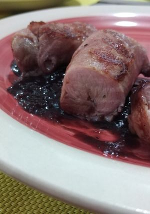 Una foto de Rollitos de cerdo en salsa de arándanos con vino tinto