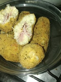 Una foto de Croquetas de papá y pollo rellenas de jamón, queso y huevo ✌️😍