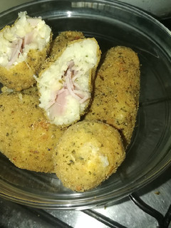Una foto de Croquetas de papá y pollo rellenas de jamón, queso y huevo ✌️😍