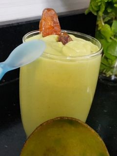 खजूर एवोकैडो स्मुदी रेसिपी मुख्य फोटो