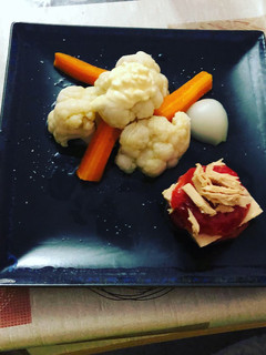 Una foto de Verdura hervida con lámina de tomate y atún