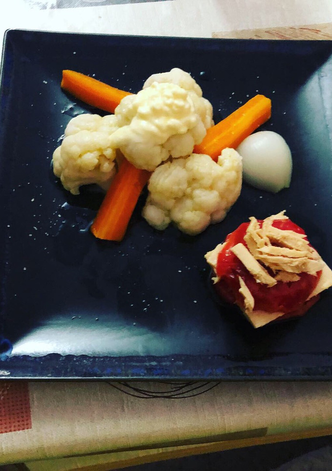 Una foto de Verdura hervida con lámina de tomate y atún