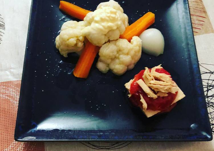 Verdura hervida con lámina de tomate y atún