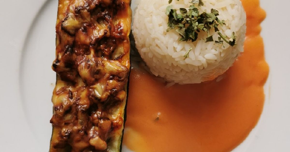 Zucchinischiffchen Mit Reis Und Selbstgemachter Rahmsoße Rezept von ...