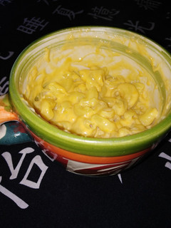 Una foto de Macarrones con queso en taza