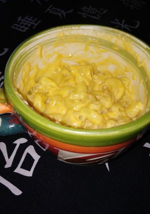 Una foto de Macarrones con queso en taza