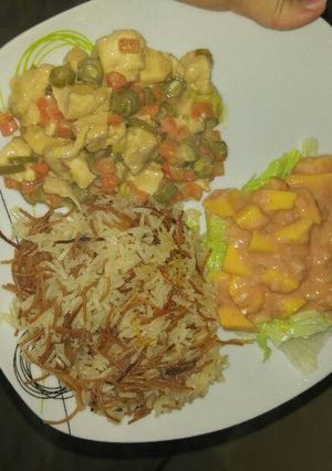 Una foto de Goulash de pollo y ceviche de mango