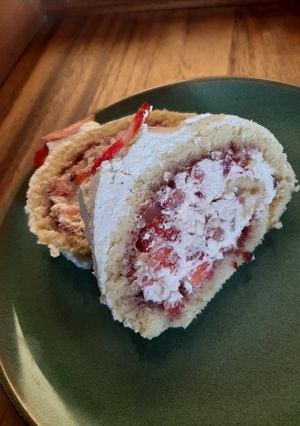 Bombasztikus epres piskótatekercs recept fotója
