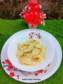 A picture of Apple and cabbage (Salad).