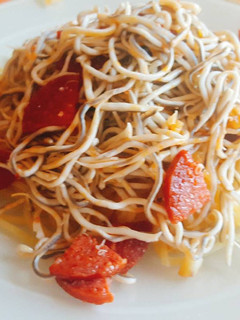 Una foto de Espaguetis con chorizo picante y gulas